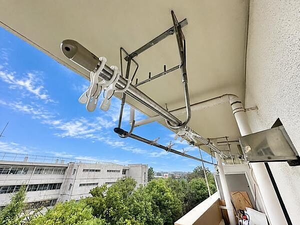 ゆとりのある広さが魅力のワイドバルコニー。洗濯物や布団を干すスペースを確保しやすく、毎日の家事にも便利です。広々とした空間で外の空気を感じながら、気分転換のひとときを過ごすのもおすすめ。