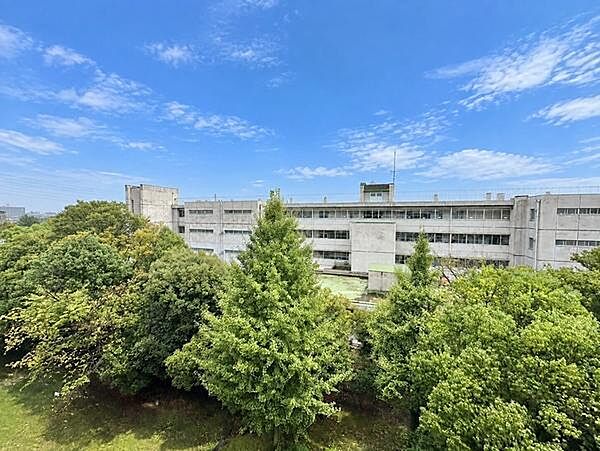 窓の外に広がる景色を楽しめる、眺望のよいお部屋。日々の暮らしの中で外の景色を眺めながら、ほっと一息つく時間を過ごせます。開放感を感じられる眺めが、いつものおうち時間に心地よいひとときを添えてくれます。