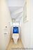 トイレ：トイレには温水洗浄機能を搭載。収納スペースも設けられているため、トイレットペーパーや日用品などをしまえて、空間をすっきり保てます。