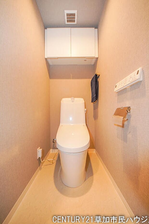 スッキリとしたデザインの温水洗浄便座付きトイレ。