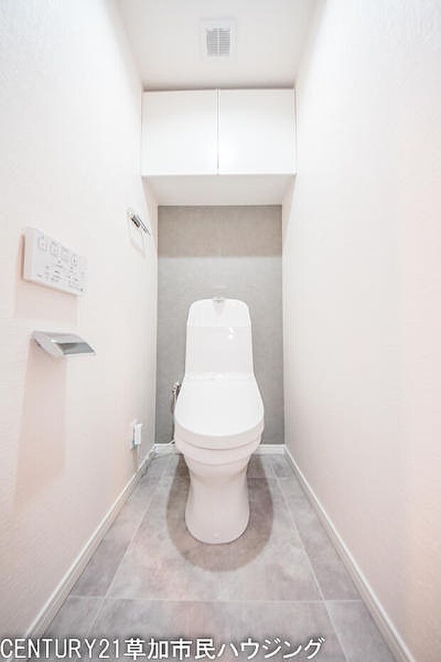 温水洗浄便座付きで白を基調にした清潔感のあるトイレです