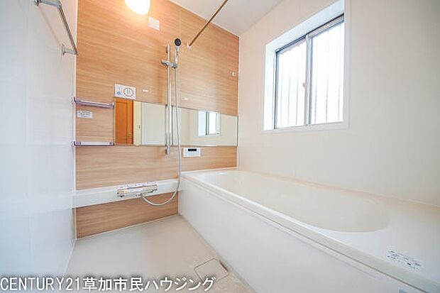 ウッド調の壁がオシャレなバスルーム。追い焚き機能付きでいつでも温かいお風呂に入れます