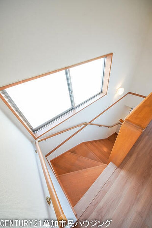 階段途中に採光用の窓があるため、晴れた日の日中は電気代を節約できます