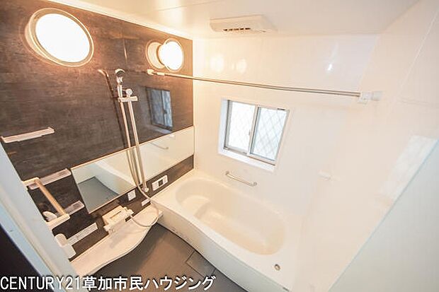 バスユニット1坪タイプ。半身浴もゆっくり楽しめる広々浴室です。