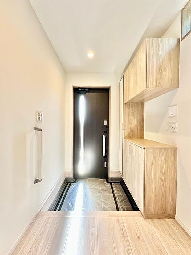 広々とした玄関には、全身鏡で出発前のチェックもラクラク。置きスペースも確保されており、コートやバッグを手軽に置けるので忙しい朝でもスムーズに出かけられます。