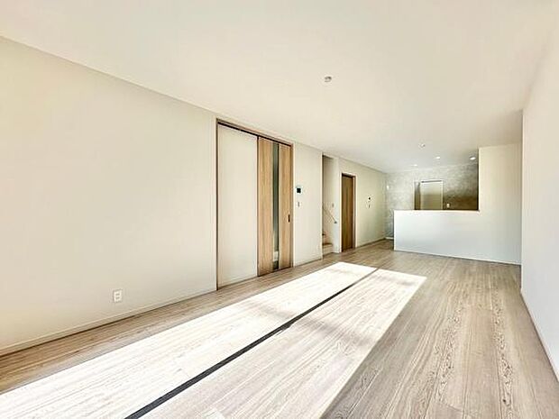 18.7帖の広々としたLDKは、家族みんなが心地よく過ごせる贅沢な空間。開放感あふれる広さで、リビング、ダイニング、キッチンがひとつに繋がり、どこにいても家族の温かさを感じられます。