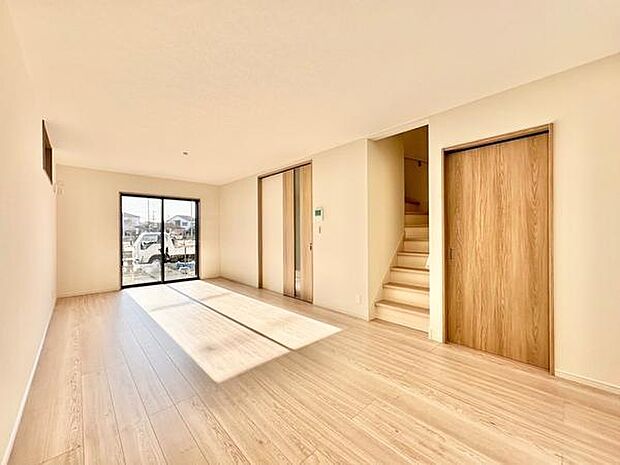 リビングイン階段で、家族のつながりをもっと深く。階段を昇り降りするたびに、家族の温もりを感じながら、日々の暮らしに安心と心地よさをプラスします。