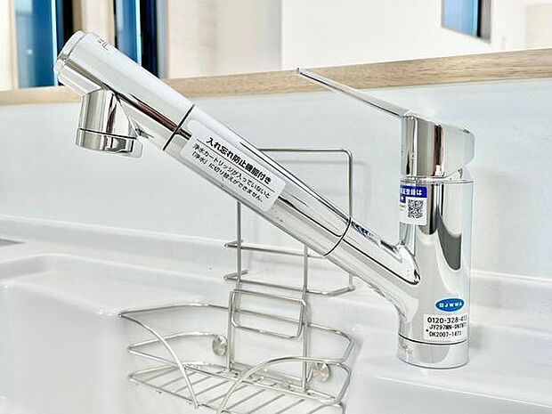 浄水器で、毎日の水がもっと安心・美味しく。清潔な水を手軽に手に入れ、家族の健康を守りながら、料理や飲み物の味も一層引き立てます。