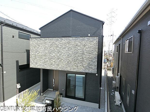 シックで洗練された黒の外観が、時間を重ねても色褪せない美しさを誇ります。汚れが目立ちにくく、メンテナンスが容易で、長期的に美しい状態を保てる点も大きな魅力。