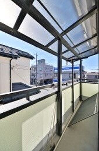 広々としたバルコニーは外の景色を楽しむための最適な空間です。屋根が付いており天気に左右されずに快適に過ごせます。周囲の景観も良く風通しの良さを感じることができます。