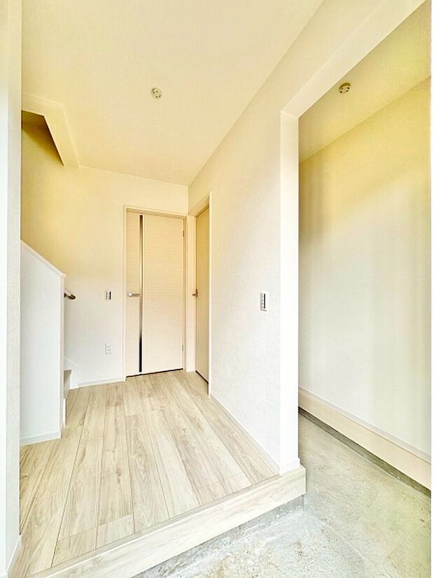 玄関は明るい色調の床と壁で統一されておりすっきりとした空間が広がっています。シューズインクローゼットも完備されているのでベビーカーや季節・アウトドア用品を収納するのにぴったりです。