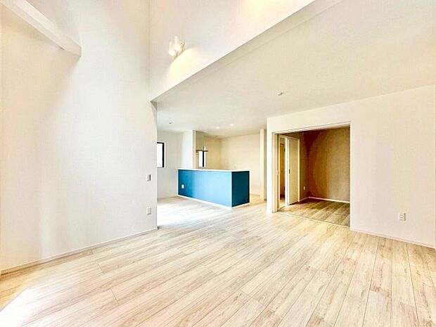 リビングは明るい印象を与える内装が魅力です。天井が高く開放感を感じられます。窓からやわらかい光が入り心地よい空間を演出しています。床材の色合いも落ち着いており様々な家具と調和しやすいです。