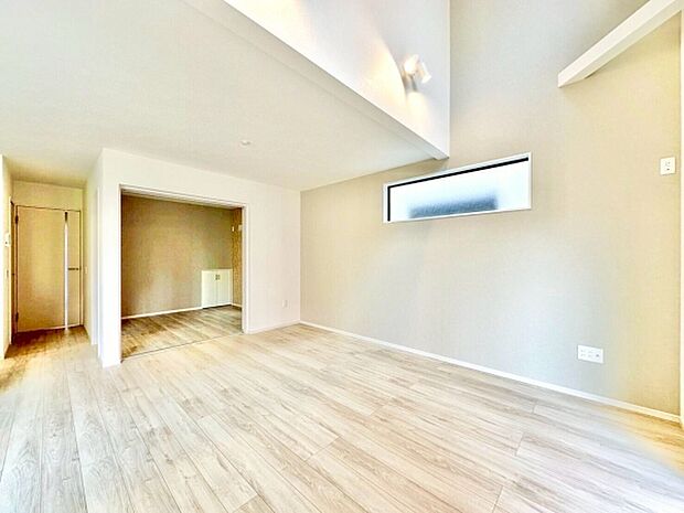 大きな窓から光が差し込み明るく開放感のあるリビングです。ナチュラルなフローリングが落ち着いた雰囲気を演出しています。壁や天井もシンプルな色合いで統一されインテリアの配置がしやすい空間です。