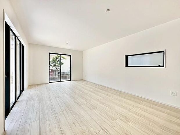 大きな窓からたっぷりと光が入るリビングです。開放感のある空間が広がっています。ナチュラルな床材が全体を明るく見せています。シンプルな内装でコーディネートもしやすいです。家全体がすっきりとした印象です。