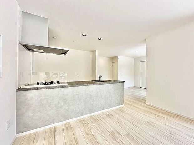 明るい色合いのフローリングとシンプルなデザインが魅力のリビングです。開放感がありさまざまなインテリアにも合わせやすい空間です。キッチンとの一体感もポイントです。