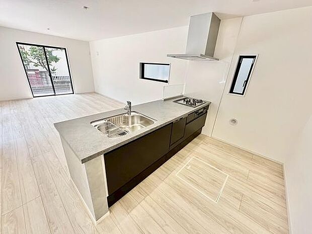 明るく開放感のあるキッチンが印象的です。作業スペースがゆとりある設計で毎日の料理も快適に進められます。収納も充実しておりすっきりとした印象を保ちやすいです。窓からの光が心地よく差し込みます。