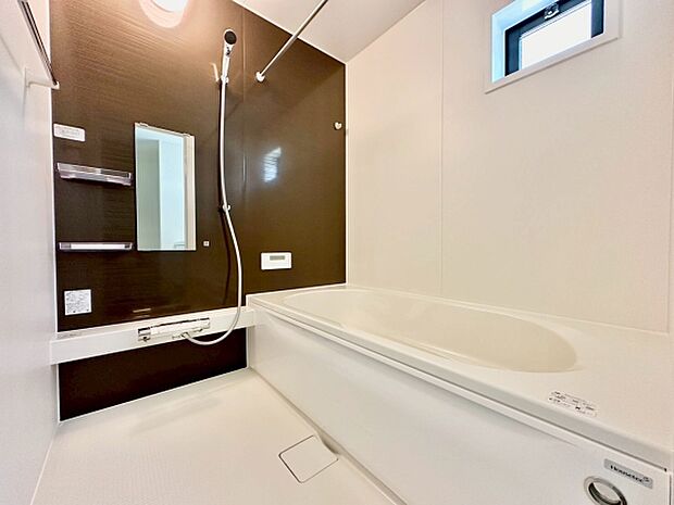 清潔感のあるバスルームです。壁面のカラーがアクセントとなり落ち着いた雰囲気を演出しています。浴槽と洗い場がゆったりとした設計で機能的なスペースです。