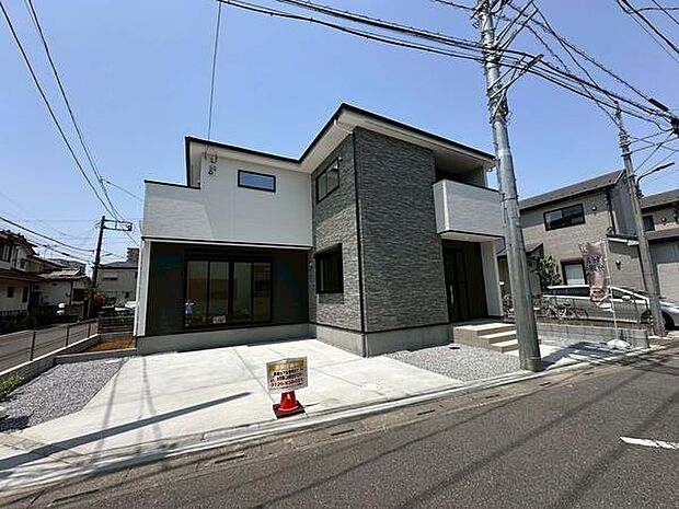 現代的なデザインが目を引く外観です。広々とした駐車スペースが確保されています。道路に面した立地でアクセスも良好です。シンプルな色合いが印象的な建物です。