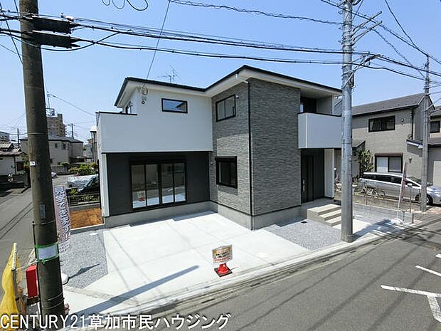 スタイリッシュな外観が目を引く住宅です。角地に位置しているため開放感があります。大きな窓から自然光がたっぷり入り明るい印象を与えます。駐車スペースも広く便利にご利用いただけます。