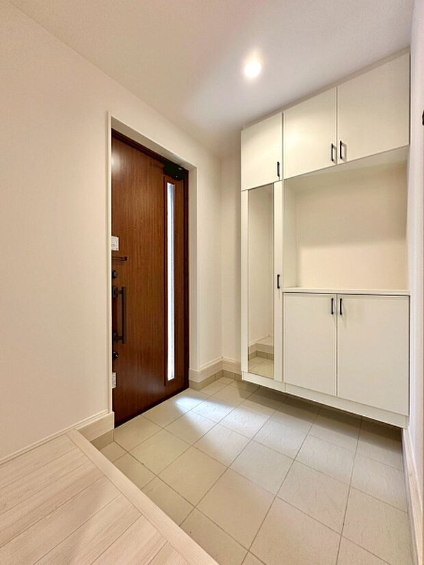 明るく開放感のある玄関空間で！ちょっとしたインテリアも置けるゆとりのスペースあり。お気に入りの雑貨や観葉植物でお出迎え空間を演出できます。