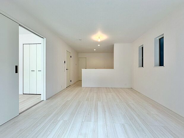 明るく開放感のある15帖のリビング空間です。キッチンとリビングが繋がるレイアウトで毎日の家事動線がスムーズに！