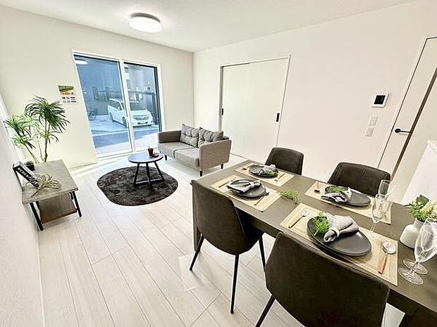 15帖のリビング全は体が明るく開放感のある雰囲気です。キッチンからリビング全体が見渡せるレイアウトでお子様のいるご家庭も安心設計です。