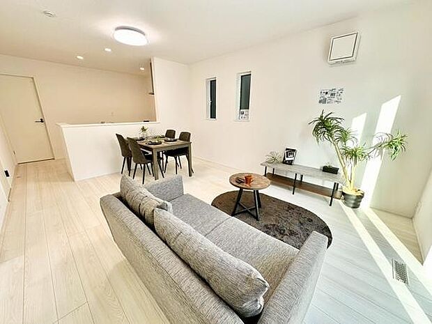 白で統一された明るい印象の15帖のリビングは窓からの自然光が広がります。すっきりとした内装で様々なインテリアに調和しやすい空間です。