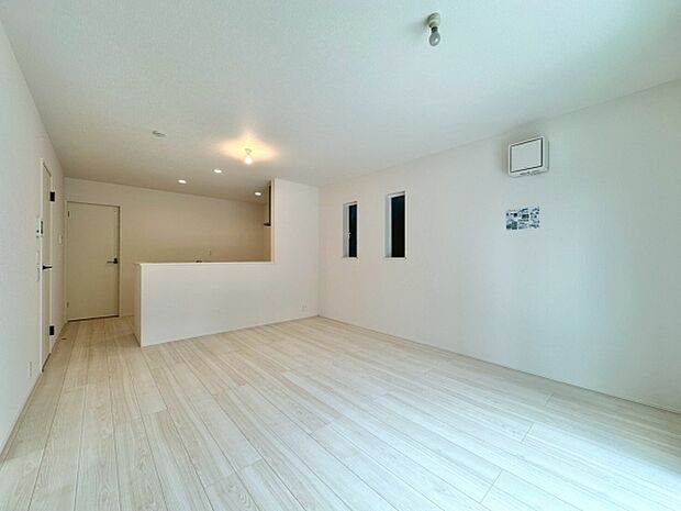 15帖のリビング全は体が明るく開放感のある雰囲気です。キッチンからリビング全体が見渡せるレイアウトでお子様のいるご家庭も安心設計です。