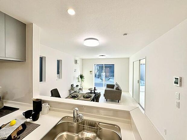 明るく開放感のある15帖のリビング空間です。キッチンとリビングが繋がるレイアウトで毎日の家事動線がスムーズに！