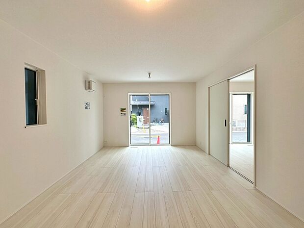 白で統一された明るい印象の15帖のリビングは窓からの自然光が広がります。すっきりとした内装で様々なインテリアに調和しやすい空間です。