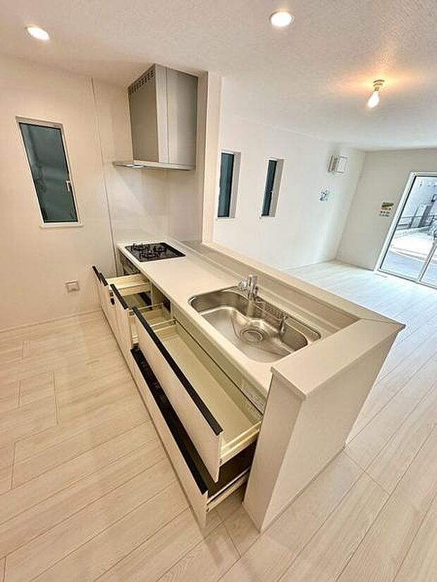 動線スムーズなキッチンで、毎日の料理も快適に！シンプルなデザインで毎日のお手入れも簡単です。