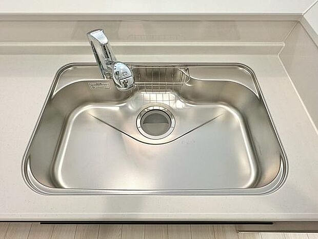 手元の操作がしやすく使い勝手が考えられた設計です。ステンレス素材が清潔感を演出し、キッチン空間に調和する仕様です！