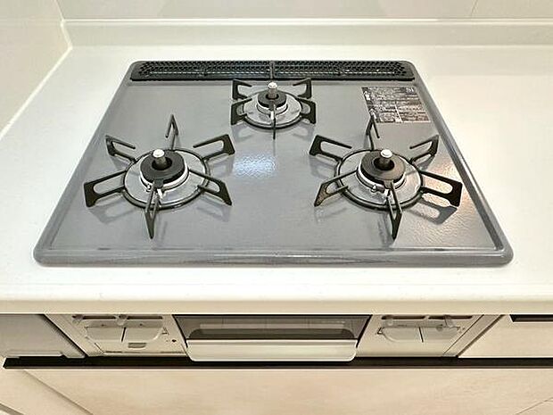 一度に複数の調理が可能な3口ガスコンロ。ご家族が多いご家庭や、来客の際もスムーズにお料理可能です！
