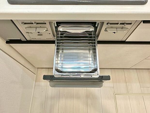 魚焼きグリル付きのキッチンは、料理好きの方にも時短を重視する方にもおすすめ。短時間で本格的な焼き上がりが可能なので、忙しい毎日でも美味しいごはん作りをサポートしてくれます。