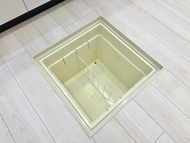調味料や保存食・調理器具の収納に重宝する床下収納。使用頻度の少ない調理用具などを収納する事でキッチンがすっきりと片付き、作業スペースを広く使う事が可能です！