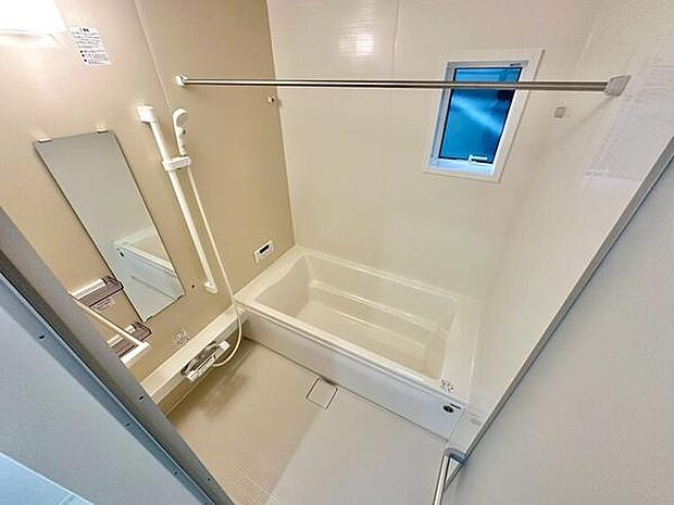 窓付きで自然光が差し込む明るいバスルームです。広々とした設計で一日の疲れをゆっくりと癒すバスタイムに！