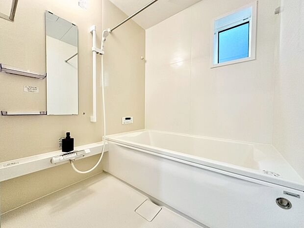 窓付きで自然光が差し込む明るいバスルームです。広々とした設計で一日の疲れをゆっくりと癒すバスタイムに！