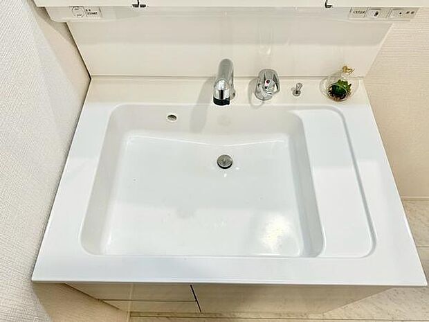 広々としたボウルが特徴の洗面台が快適な使い心地を提供します。シンプルなデザインがお部屋全体に清潔感をもたらします。