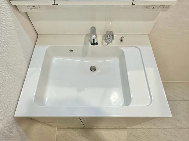 広々としたボウルが特徴の洗面台が快適な使い心地を提供します。シンプルなデザインがお部屋全体に清潔感をもたらします。