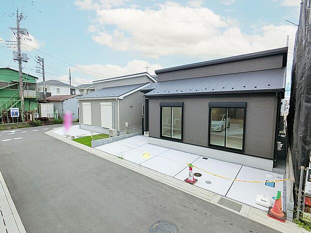 前面道路は幅もあり車の出入りもスムーズに行えます。広い駐車スペースは、将来的に趣味や子どもと遊ぶスペースにも展開可能！