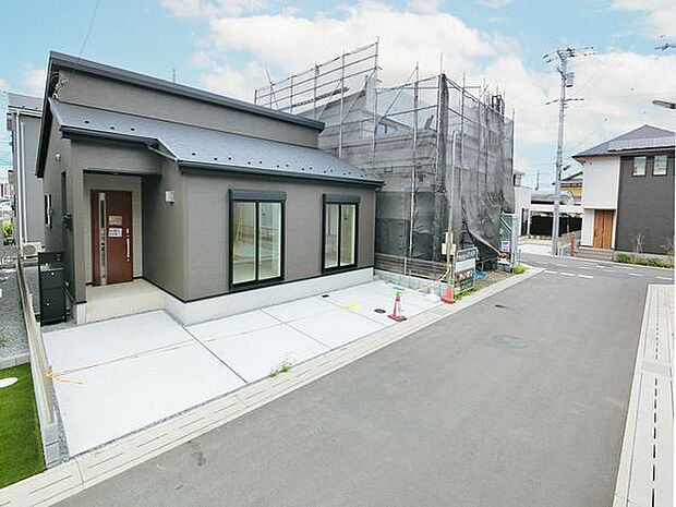 駐車スペースはゆったりとした広さを確保しており、車の出し入れがスムーズに行えます。忙しい朝や荷物の積み下ろしの際も、ストレスなく快適に操作できる設計です。