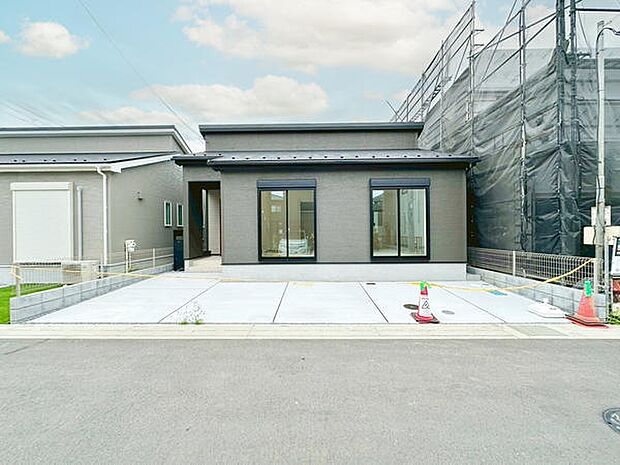 陽当たり・開放感・駐車のしやすさが揃い、暮らしやすさと快適さが叶うお住まいです！落ち着いた雰囲気の外観が、街並みにも溶け込む優しい印象です。