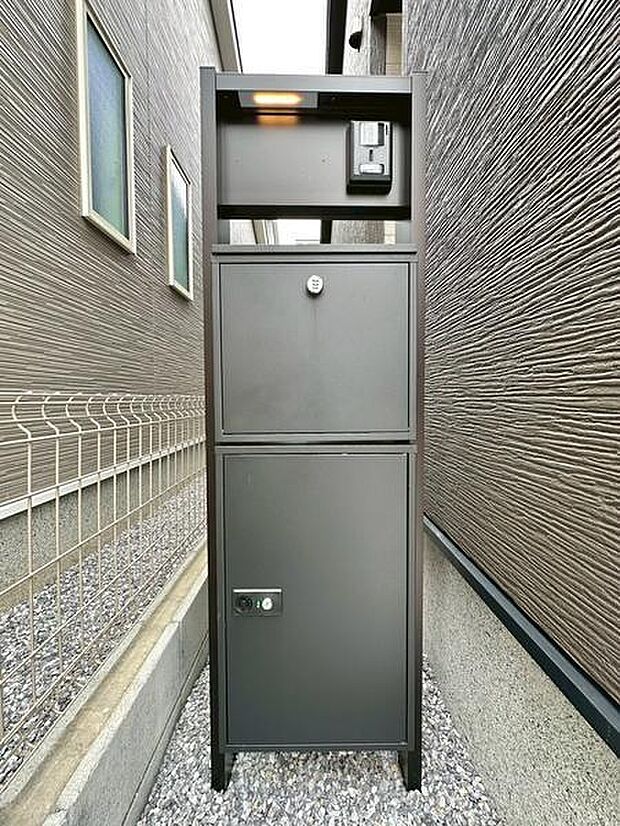 表札、インターホン、郵便ポストが一体化されている為、外観がすっきりと統一されたデザインとなります。防犯性も更にアップ！
