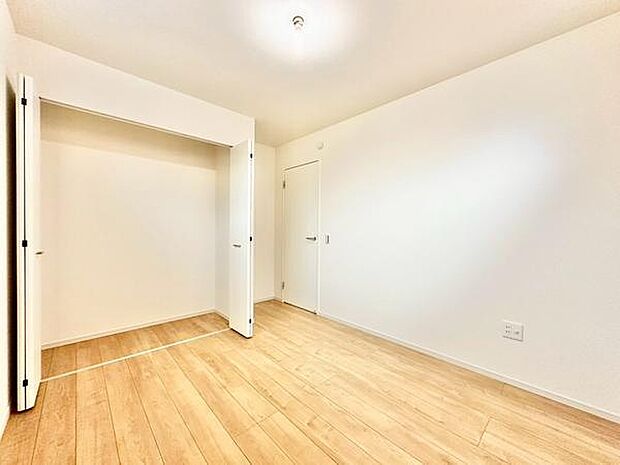 【5.2帖】明るい色合いのフローリングで室内全体がすっきりとした印象です。どんなインテリアにも合わせやすい雰囲気です。クローゼットが設置されているため収納スペースも確保されています。