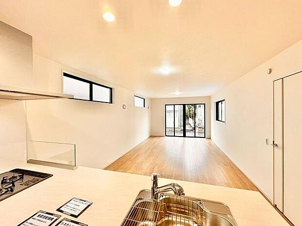 【18.7帖】リビングは広々とした空間が広がりゆとりを感じられる設計です。大きな窓から自然光がたっぷりと入り明るさが印象的です。木目調のフローリングがシンプルな美しさを引き立てています。