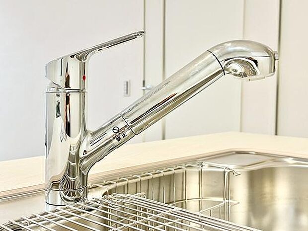 シンプルで清潔感のあるデザインの水栓です。クローム仕上げでお手入れも簡単です。キッチンの空間に調和するスタイリッシュな印象です。使いやすさを重視した設計です。
