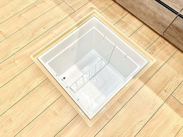 床下収納が設置されており使い勝手の良い仕様です。キッチン空間をすっきり見せる工夫が感じられます。収納力に優れ整理整頓にも役立ちます。家事の動線を考えた配置が魅力です。