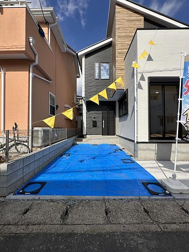 建物横に配置された駐車場は出入りがしやすい位置にあります。平坦なコンクリート仕上げできれいな状態です。敷地内に駐車スペースが設けられているため車の管理もしやすいです。