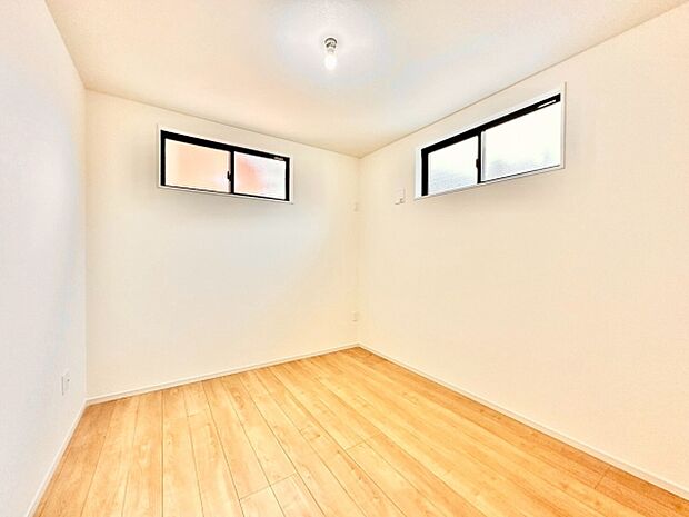 【4.1帖】明るい色合いのフローリングが広がり清潔感のある洋室です。2つの窓から自然光が差し込み室内も開放感があります。シンプルな内装で使いやすい空間です。コ
