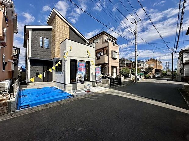 前面道路が広く車の出し入れもしやすい環境です。街並みが整っており落ち着いた雰囲気が感じられます。新しく建てられた外観が目を引きます。周囲には住環境が整っています。